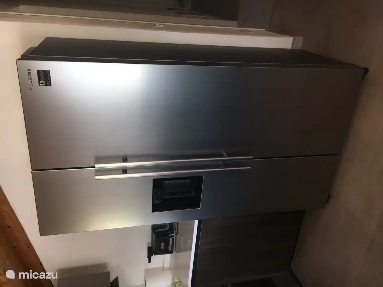 Kühlschrank mit Eismaschine und Filterwasserhahn