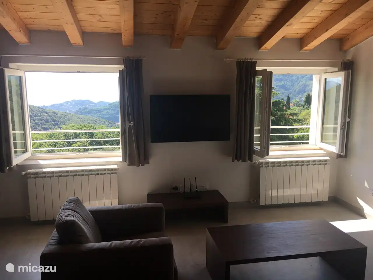 Wohnzimmer mit wunderschönem Park- und Meerblick