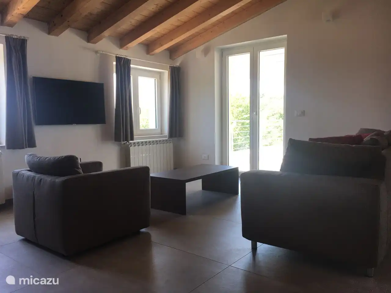 Wohnzimmer mit Zugangsterrasse