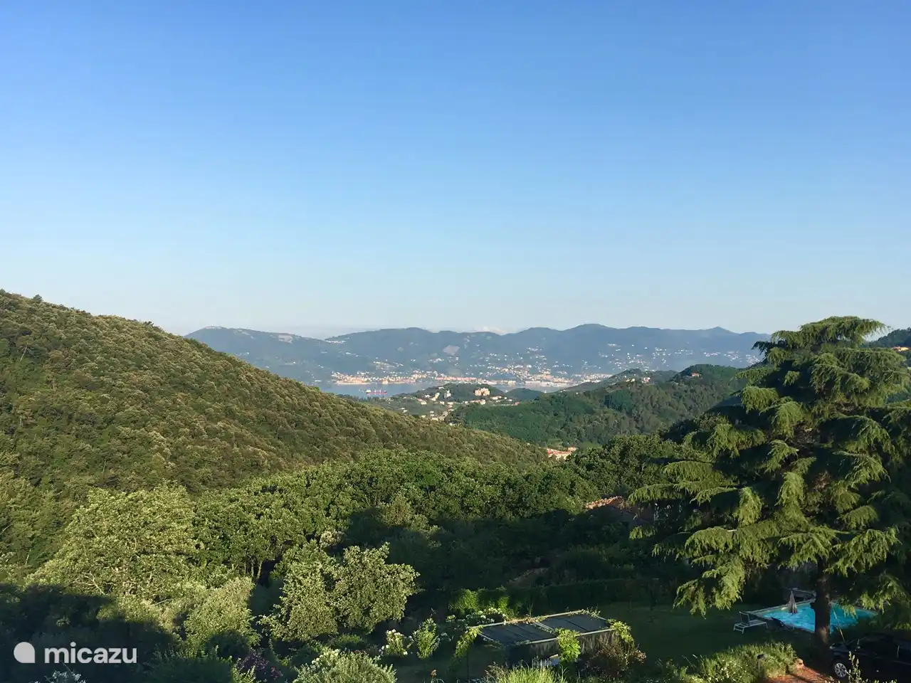 Terrasse mit Meerblick, Park und Gemeinschaftsgarten mit Swimmingpool.