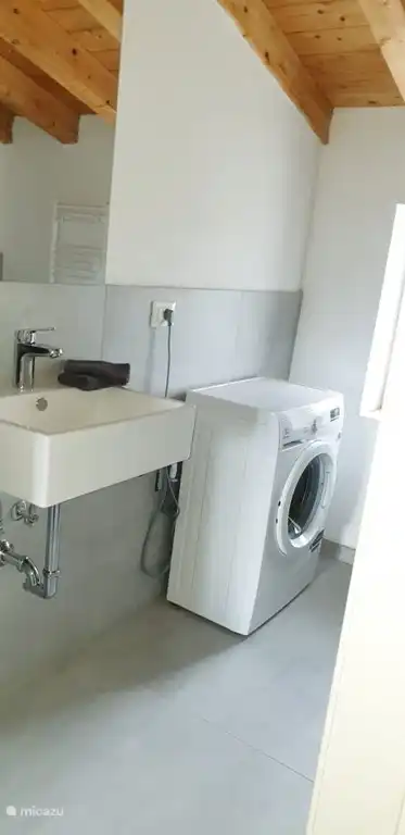 Badezimmer 1 - mit Waschmaschine, WC und Dusche