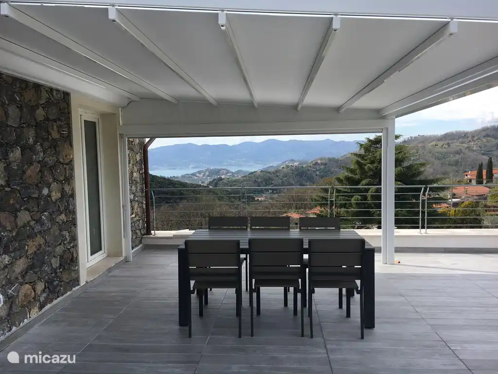 Terrassen-Penthouse mit Meerblick und geschlossener Pergola