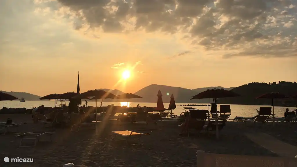 Lerici Strand mit untergehender Sonne.