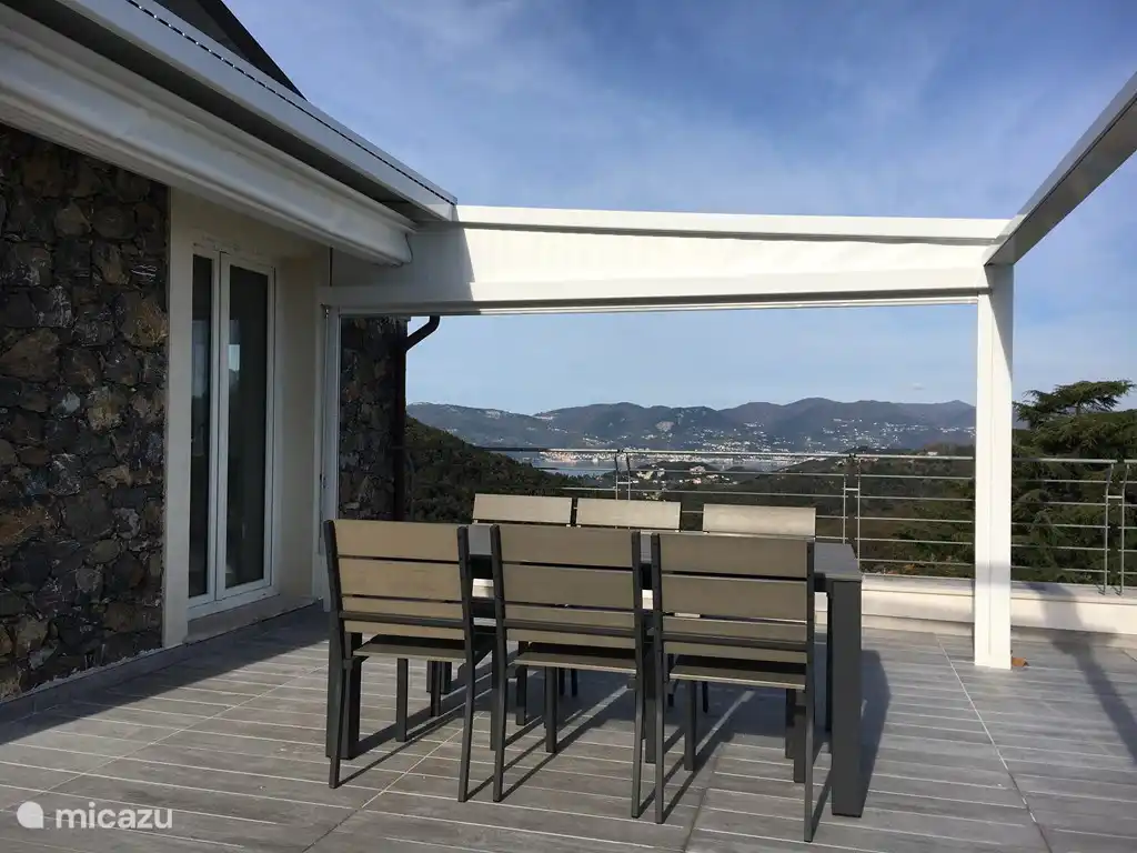 Terrassen-Penthouse mit Meerblick und offener Pergola