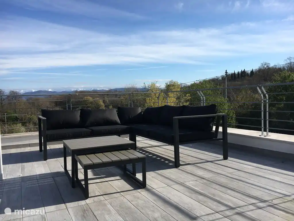 Penthouse-Terrasse mit Blick auf den Apennin