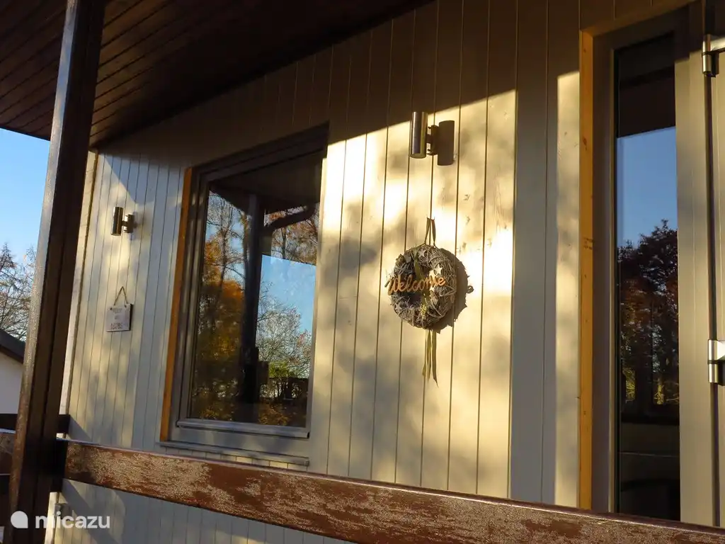 Ein Balkon auf der Südseite des Hauses lädt zu einem Aperitif in der Sonne ein.