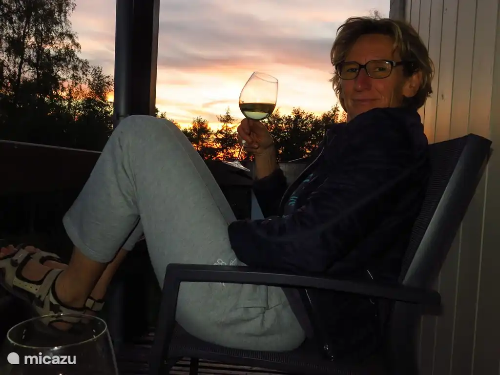 Genießen Sie den wunderschönen Sonnenuntergang in vollen Zügen