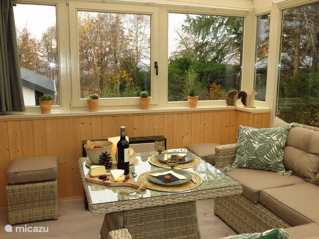 Veranda mit viel Licht, wo es schön ist zu bleiben ... um sich zu entspannen und in die Sauna zu gehen.