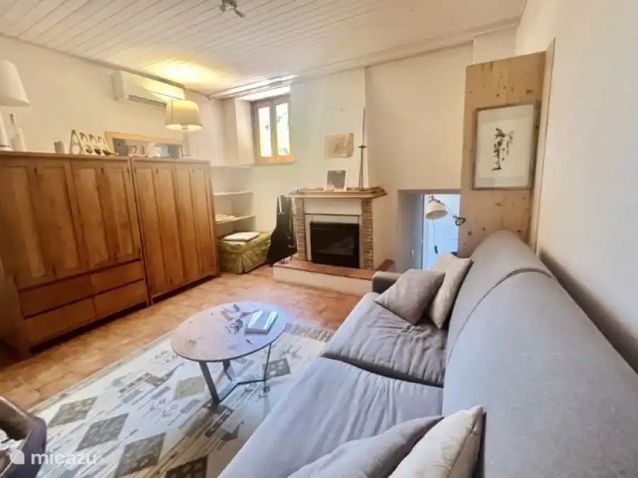 Wohnen im Erdgeschoss. Das Sofa ist ausklappbar (Doppelschlafcouch 160 cm)