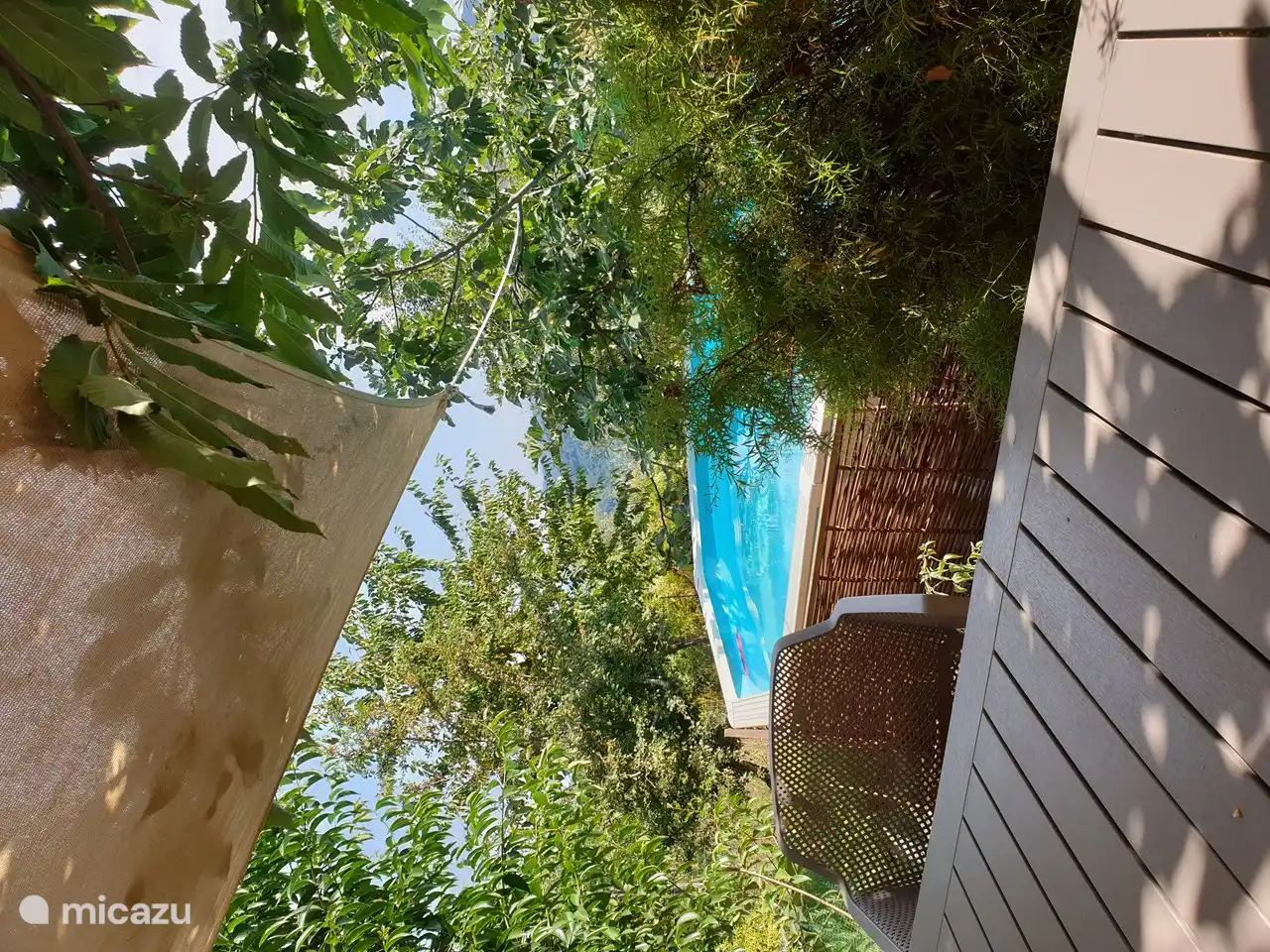 Schwimmbad und Terrasse (Klinker). Gartenmöbel 6 Personen. Liegestühle, Dusche.