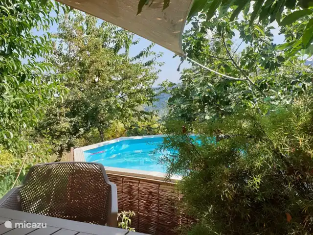 Location de Vacances Italie, Toscane, Borgo a Mozzano, maison de vacances - Ambra Semelle Piscine et terrasse (dalles). Salon de jardin 6 personnes. Chaises longues, douche.