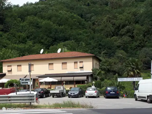 Location de Vacances Italie, Toscane, Borgo a Mozzano, maison de vacances - Ambra Semelle Dans la vallée 'Valdottavo') : ristorante La Terrazza (en haut) et pizzeria Da Silvio (en bas). La Terrazza : bons plats régionaux/cucina casalinga et délicieuses pizzas en bas