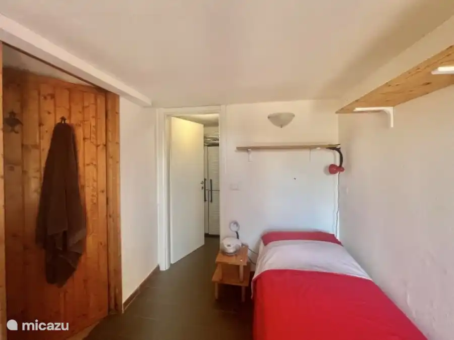 Schlafzimmer 1 / Kinderzimmer Erdgeschoss. Zwei Einzelbetten mit Matratzen 90cmx2m. Kann auch gestapelt werden. Direkter Zugang zum Badezimmer nebenan und zum Garten. Ein anderes Schlafzimmer im Erdgeschoss befindet sich nicht neben diesem Zimmer. 