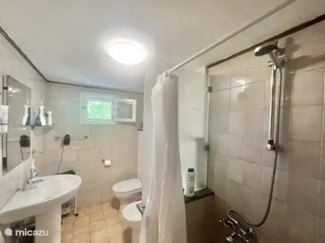 Location de Vacances Italie, Toscane, Borgo a Mozzano, maison de vacances - Ambra Semelle Salle de bain rez-de-chaussée. Douche à l’italienne 5 cm rebord, lavabo eau chaude/froide, miroir, WC et bidet. Également présents : sèche-cheveux, balances.