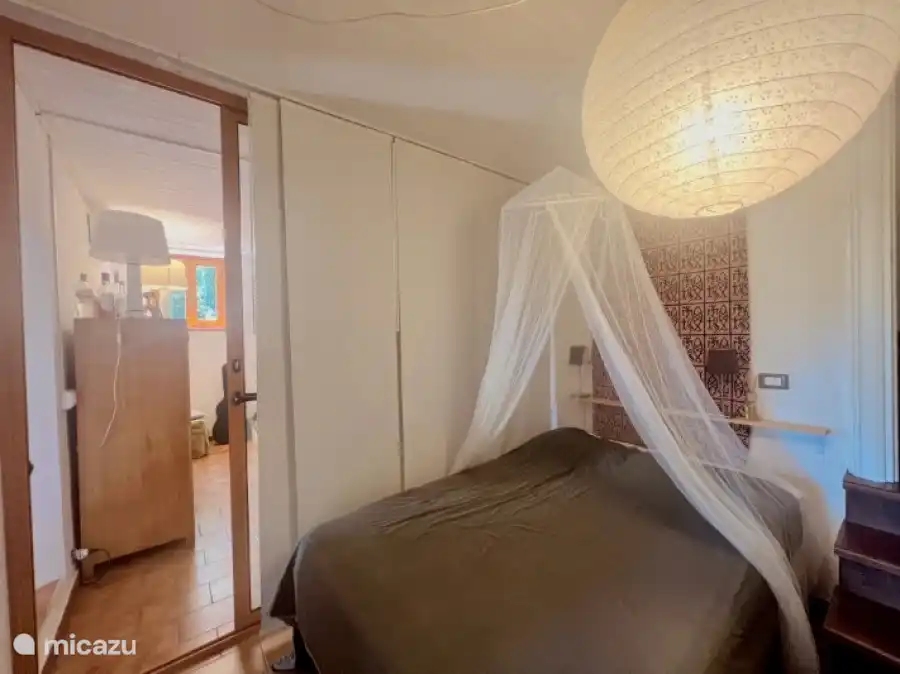 Schlafzimmer 2 im Erdgeschoss. Doppelmatratze 1m40x2m ''lit français'. Nicht neben anderen Schlafzimmern / Kinderzimmern gelegen.