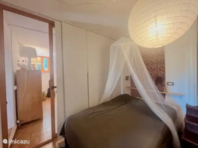 Location de Vacances Italie, Toscane, Borgo a Mozzano, maison de vacances - Ambra Semelle Chambre 2 au rez-de-chaussée. Matelas double 1m40x2m ''lit français''. Non situé à côté d’une autre chambre / 'chambre d’enfants'.