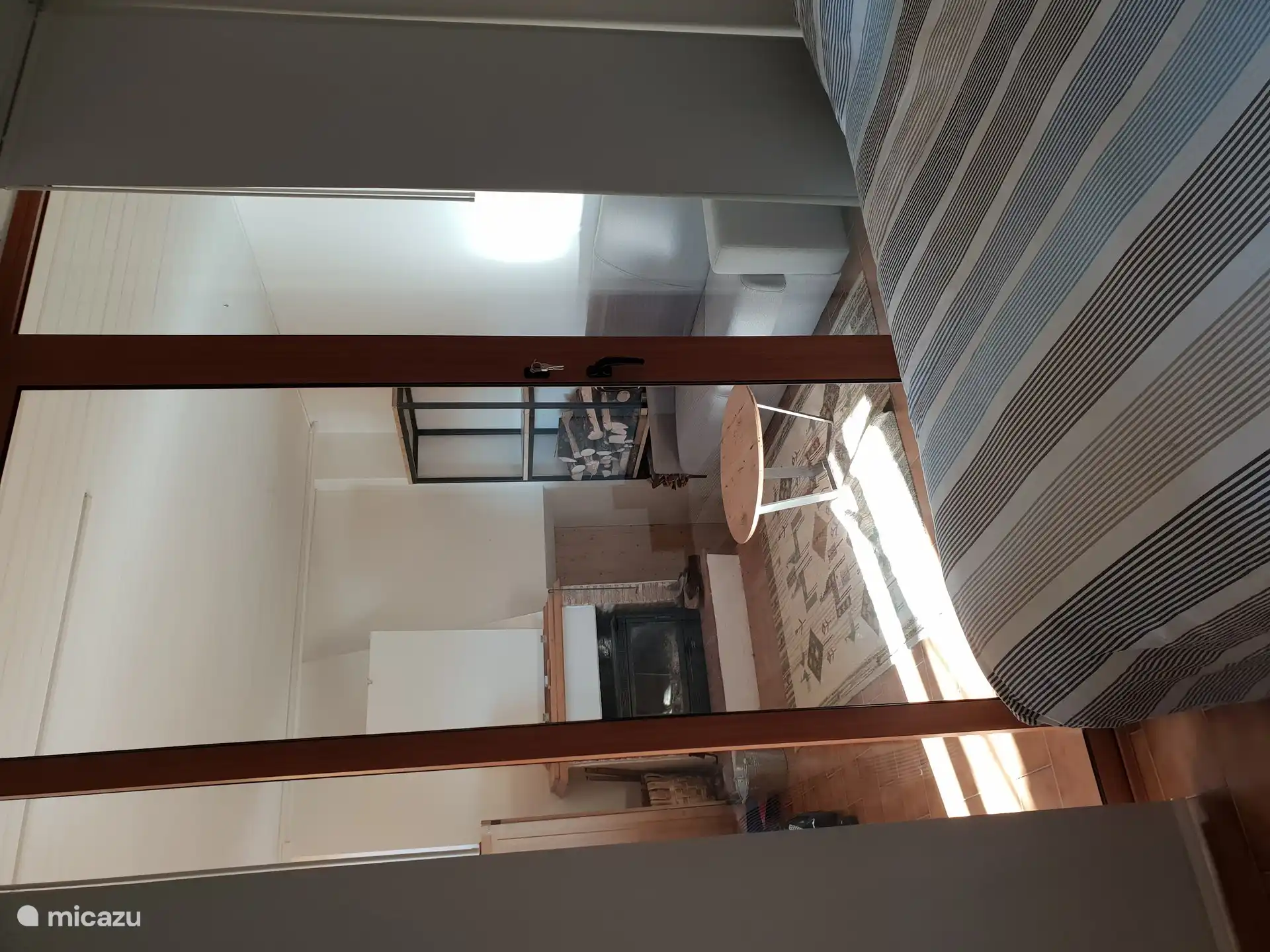 Schlafzimmer 2 im Erdgeschoss (Foto 2). Schallisolierte Tür mit Lamellen, die den Raum vollständig verdunkeln. 