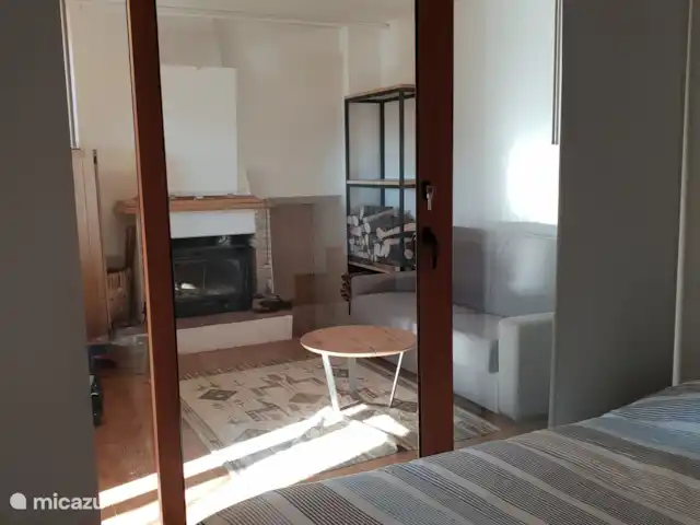 Location de Vacances Italie, Toscane, Borgo a Mozzano, maison de vacances - Ambra Semelle Chambre 2 au rez-de-chaussée (photo 2). Porte insonorisée avec des lattes qui assombrissent complètement la pièce.