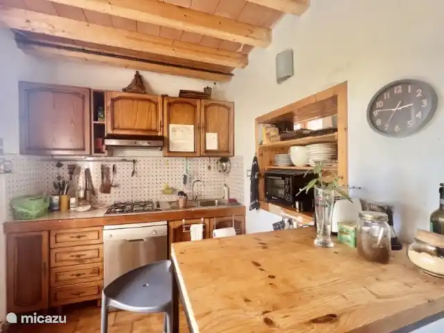 Location de Vacances Italie, Toscane, Borgo a Mozzano, maison de vacances - Ambra Semelle Ensemble de casseroles Brabantia, assiettes et verrerie, tamis, couteaux de cuisine, cafetière (classique + Bialetti), ciseaux, ouvre-porte-monnaie, mixeur, verres à vin, grille-pain, four, lave-vaisselle.
