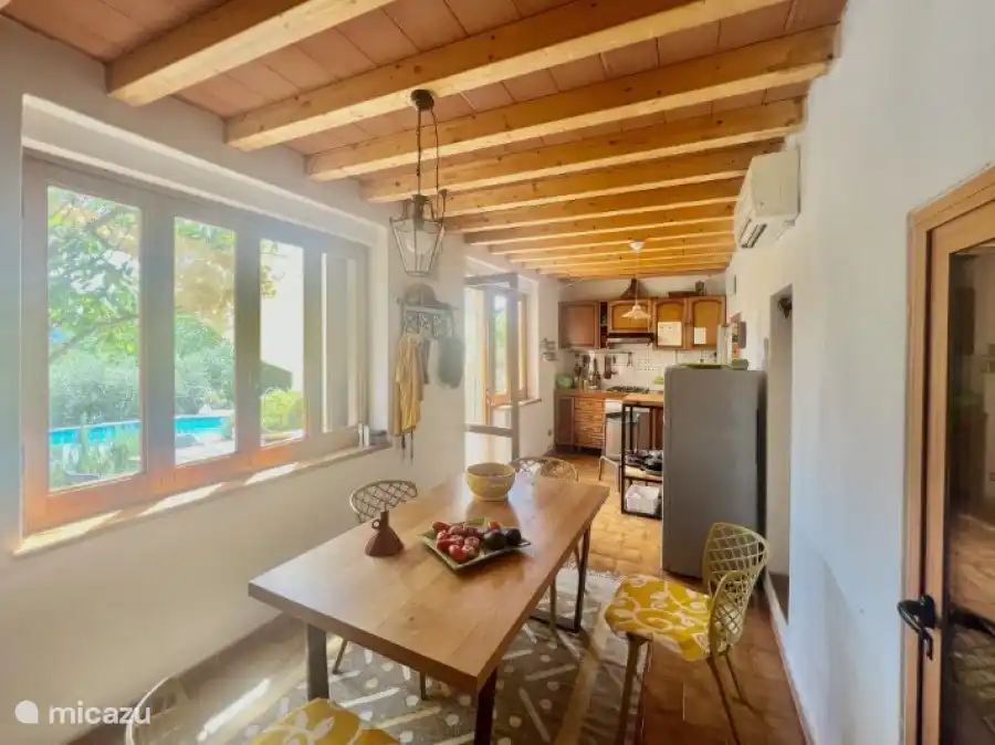 Großer Esstisch für 6 Personen, Esszimmer mit doppelter Eingangstür und Fenster. Alle Fenster und Türen verfügen über einzeln bedienbare Holzläden. Die Klimaanlage kann pro Raum (Esszimmer, Wohnzimmer, Schlafzimmer) eingestellt werden.