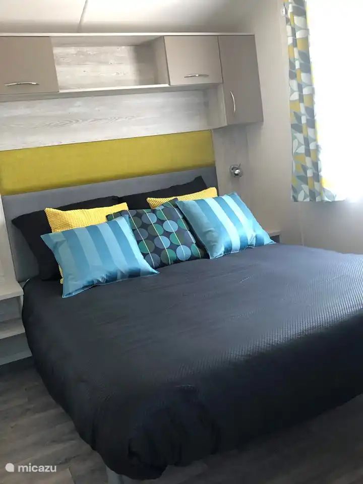 Schlafzimmer mit Doppelbett