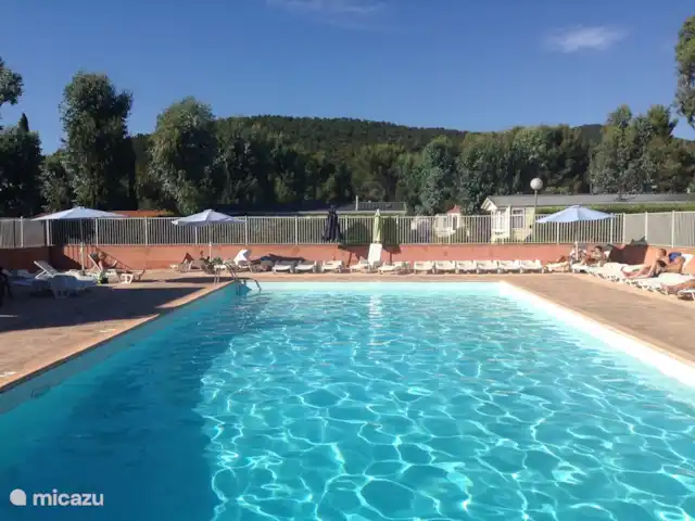 Parc Valrose | France, Côte d'Azur, La Londe-les-Maures - chalet Piscine dans le parc