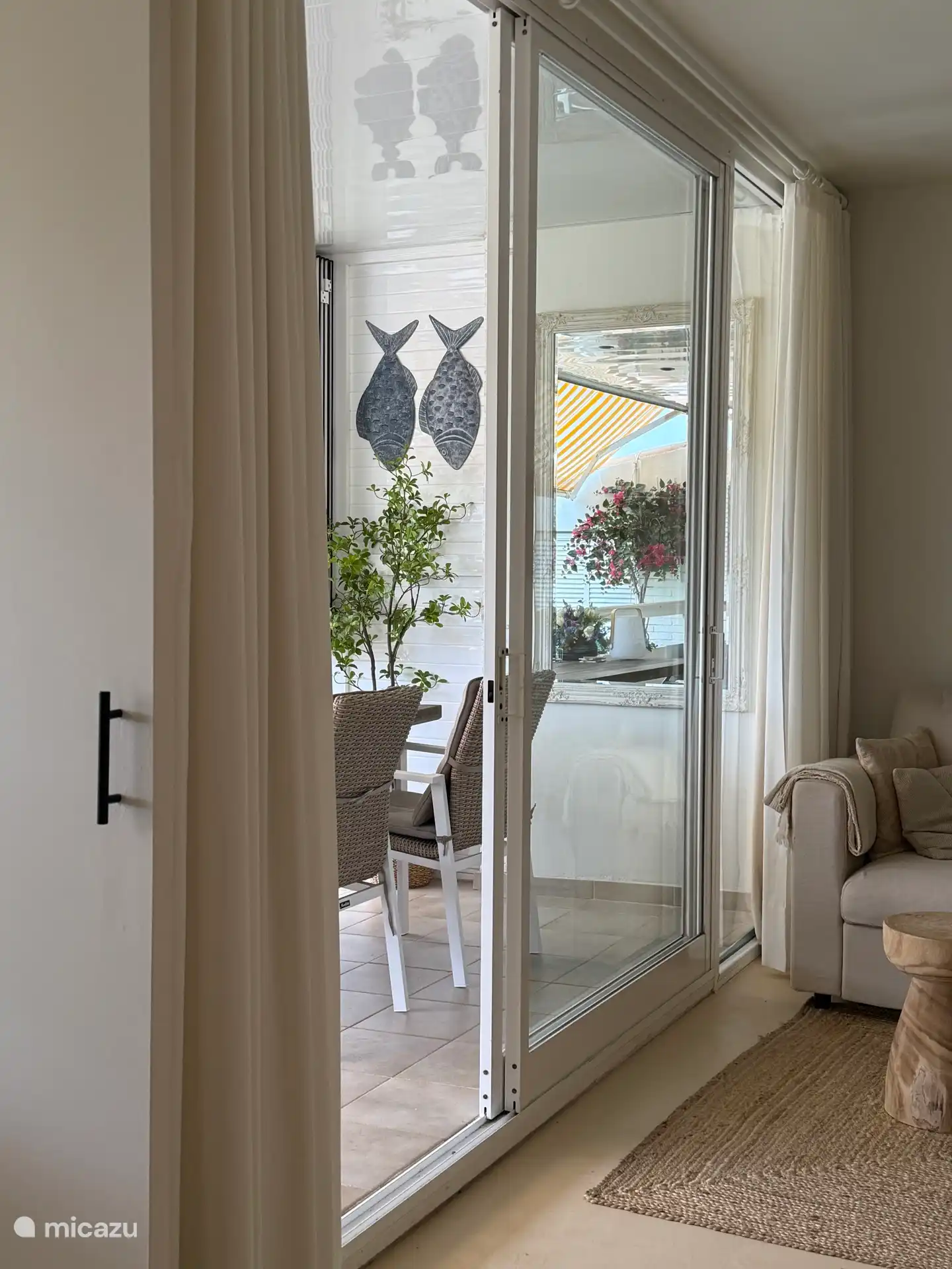 Blick vom Schlafzimmer auf den Balkon 