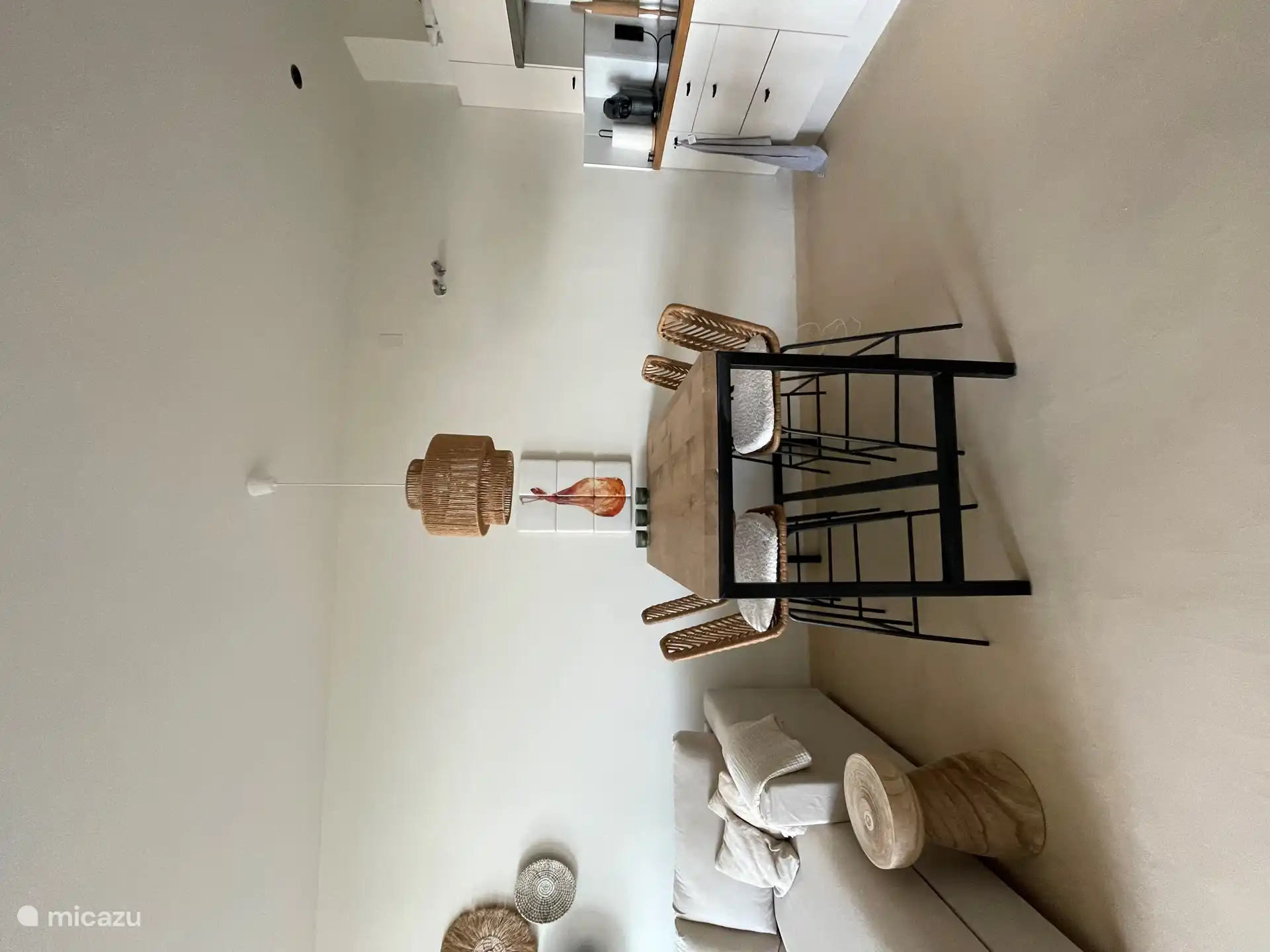 Stehtisch mit hohen Hockern/Rückenlehne