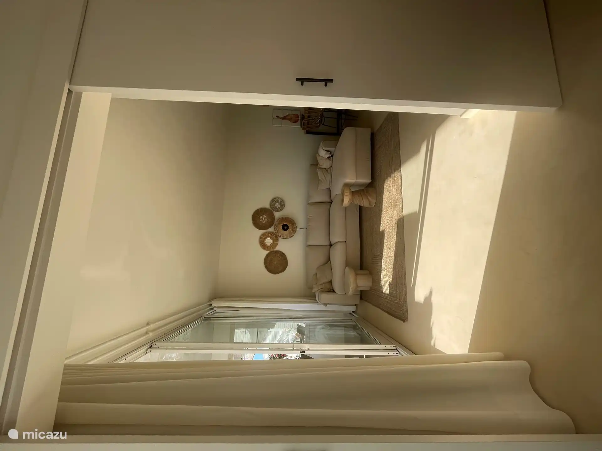 Blick vom Hauptschlafzimmer auf das Wohnzimmer