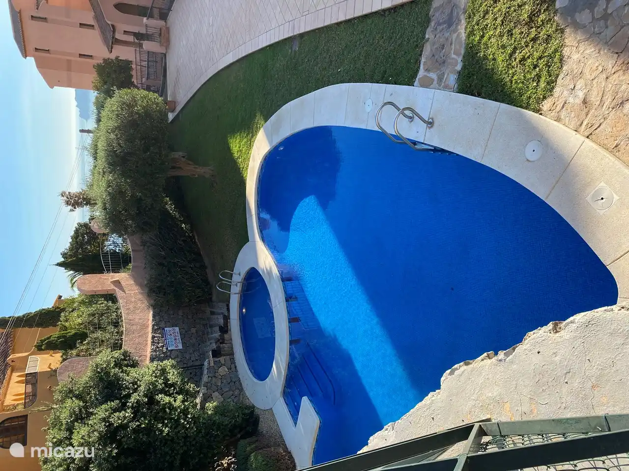 Ein schönes Schwimmbad für Jung und Alt zum Abkühlen.