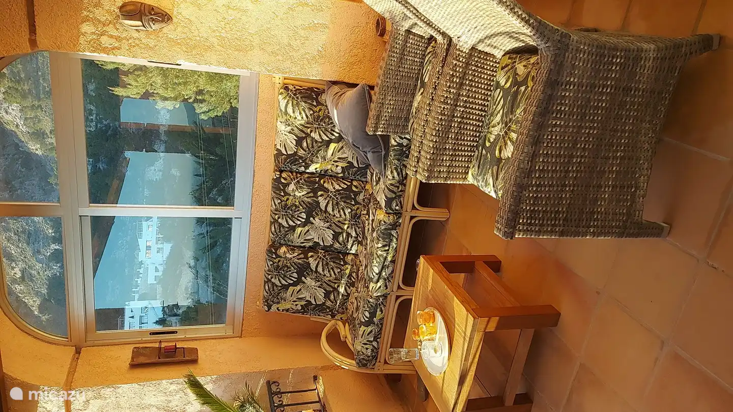 Das Dreisitzer-Sofa auf der überdachten Terrasse.