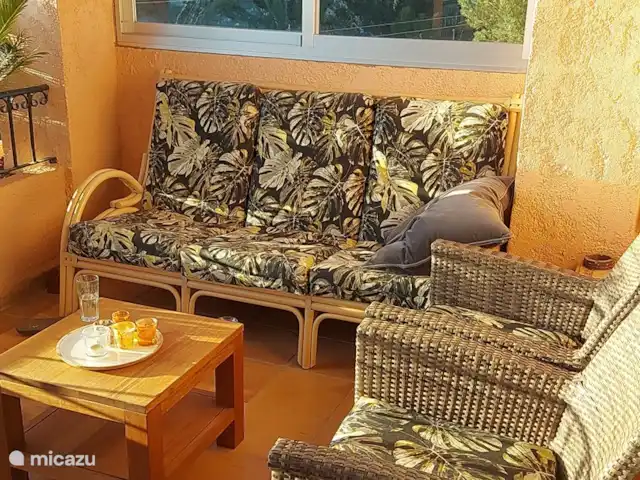 Casa Kiek huren in Spanje, Costa Blanca, Altea - vakantiehuis De driezitsbank op het overdekte stuk terras.