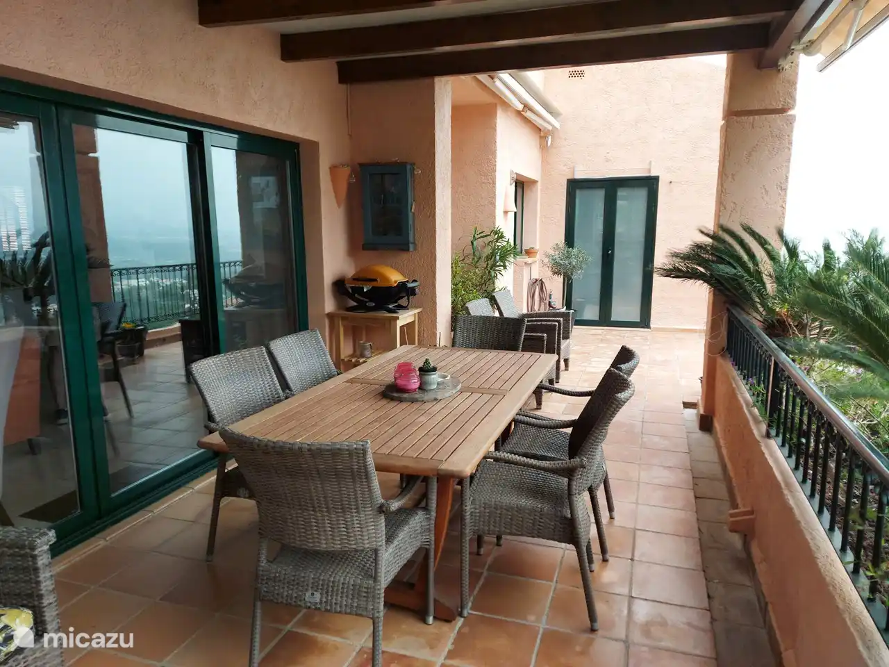 Ob Sie mit zwei oder sechs Personen anreisen, hier können Sie wunderbar frühstücken, zu Mittag oder zu Abend essen.