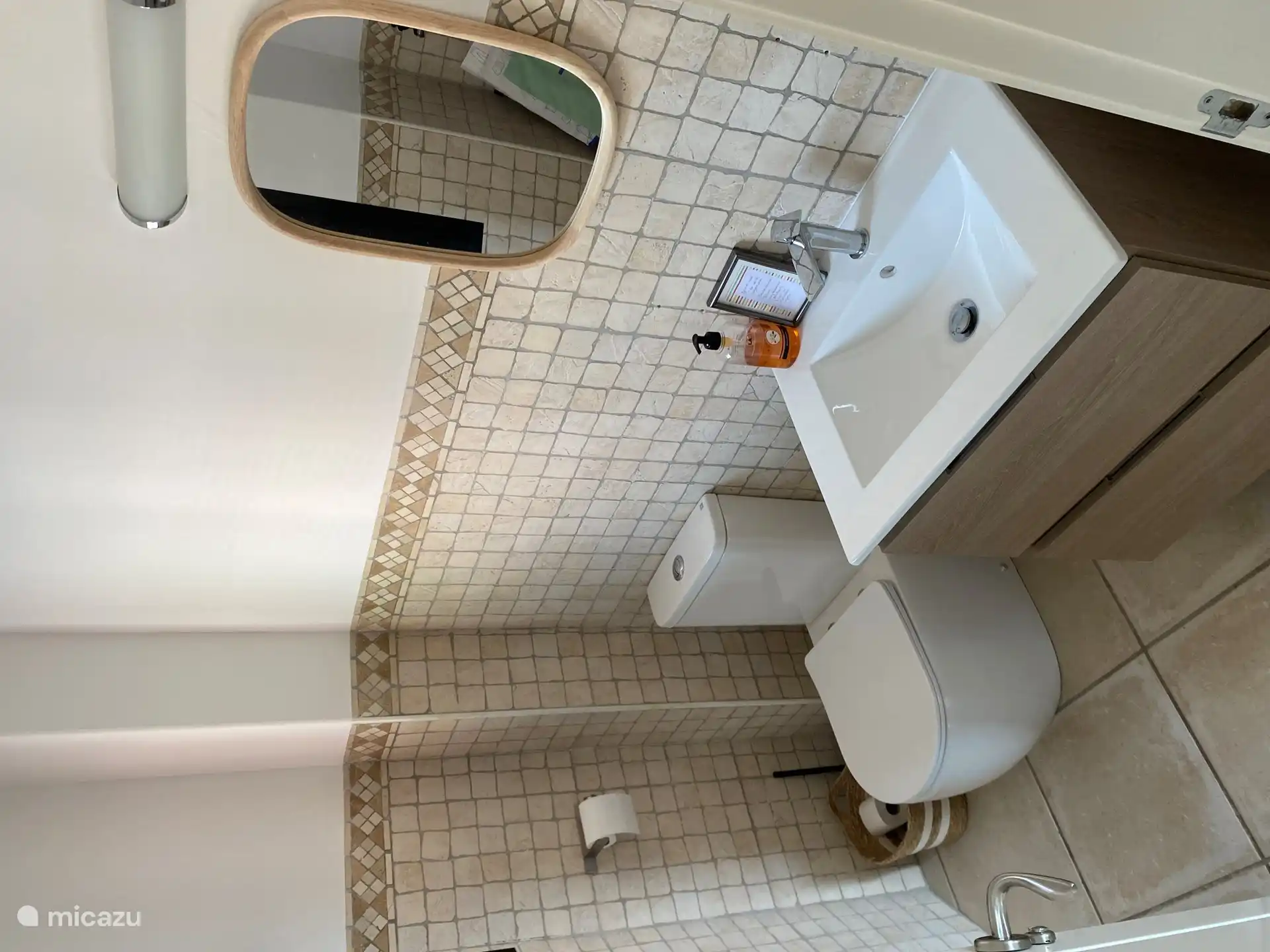 Unmittelbar rechts vom Eingang befindet sich die renovierte Toilette.