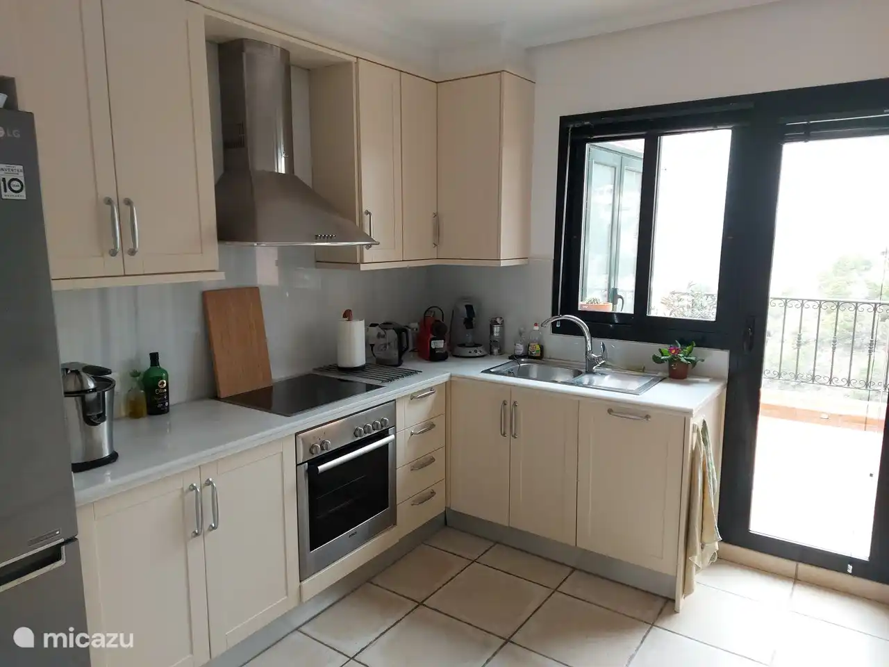 Die geräumige Küche ist mit allen notwendigen Geräten und Zubehör ausgestattet.