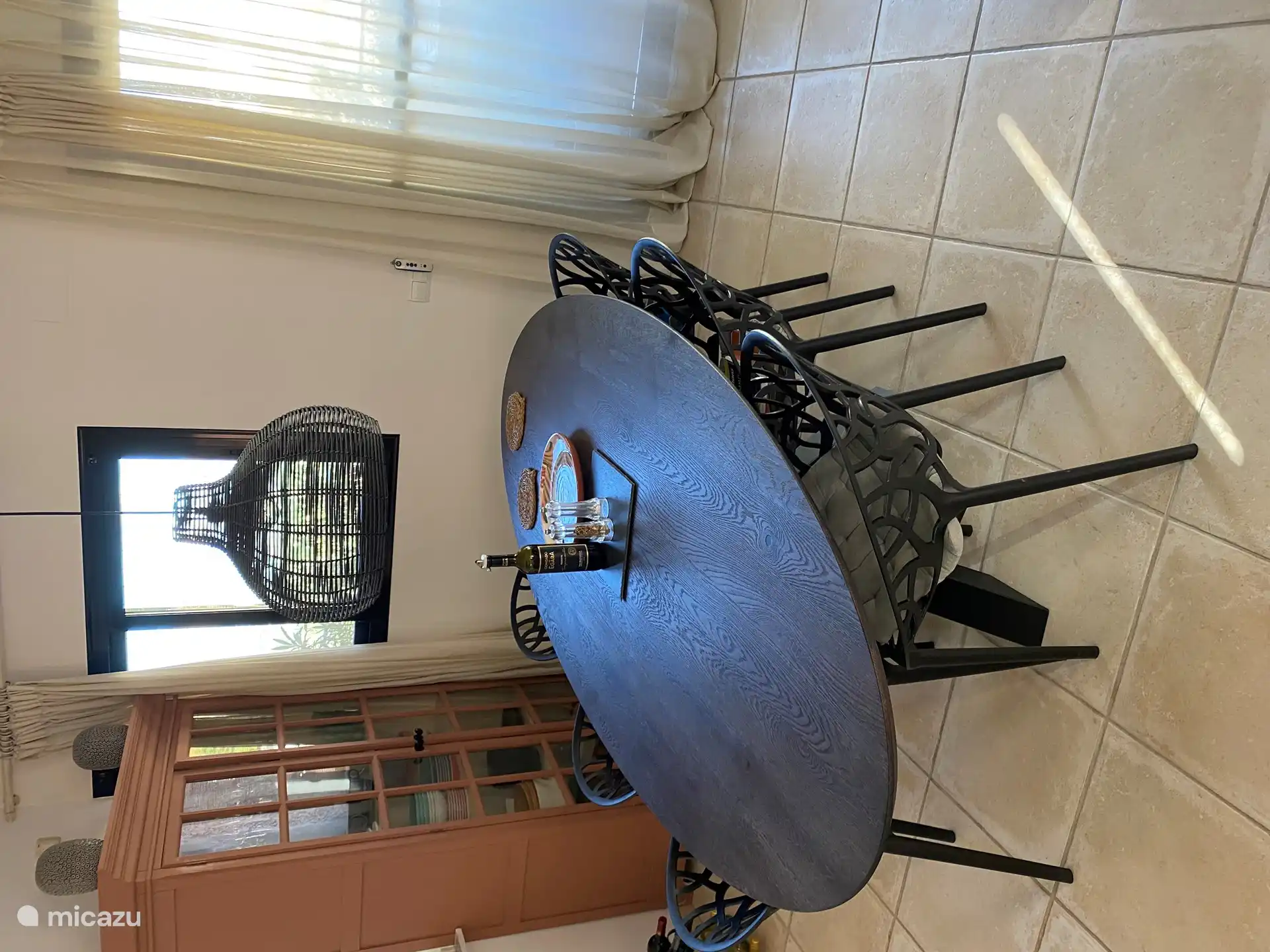 Ein neuer Esstisch für sechs Personen.