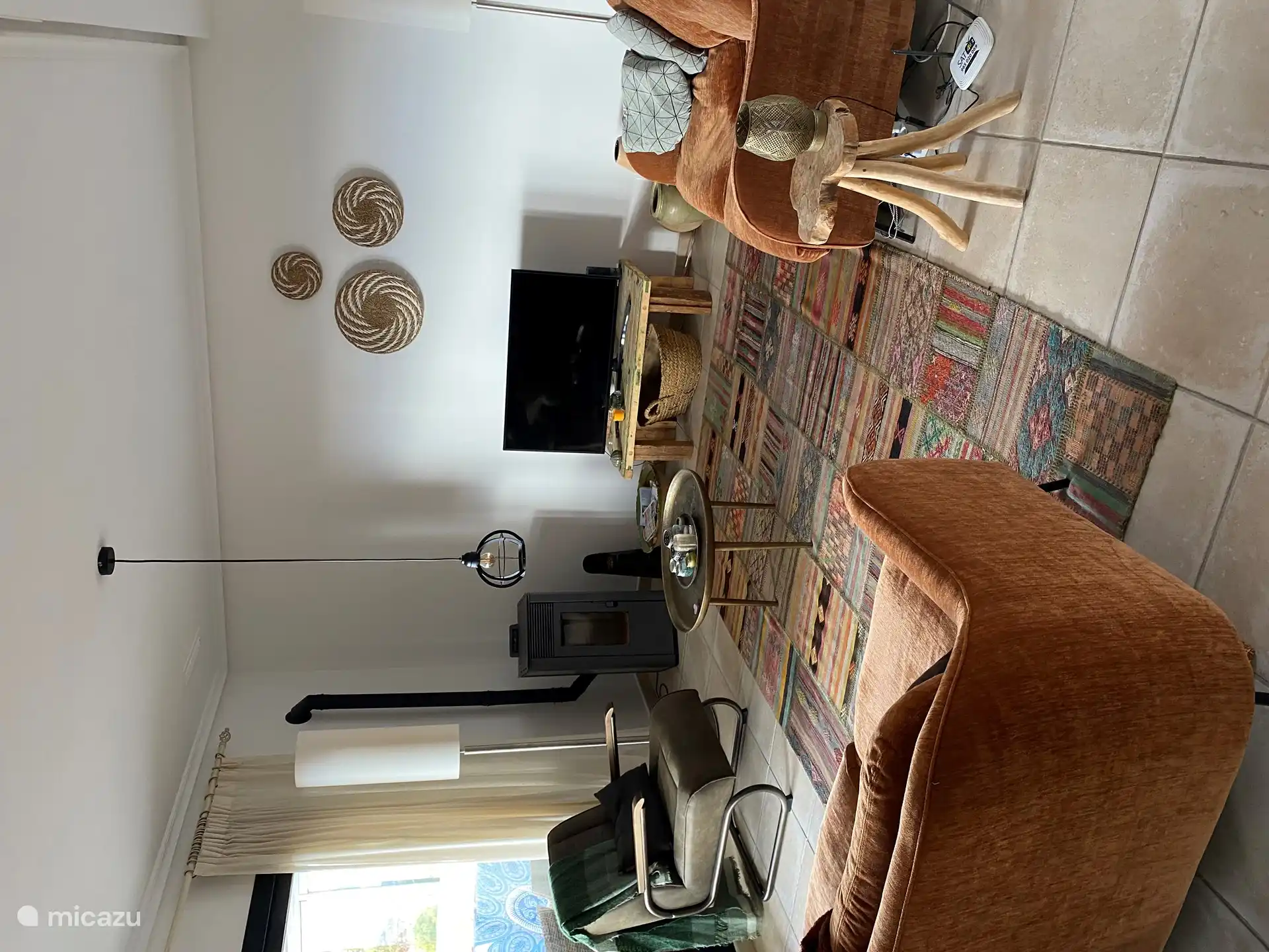 Im Wohnzimmer lässt sich bequem per WLAN TV streamen, auch an Lesestoff mangelt es nicht.