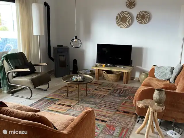 Casa Kiek huren in Spanje, Costa Blanca, Altea - vakantiehuis In de living kun je via de WiFi TV gemakkelijk streamen, ook aan leesvoer geen tekort.