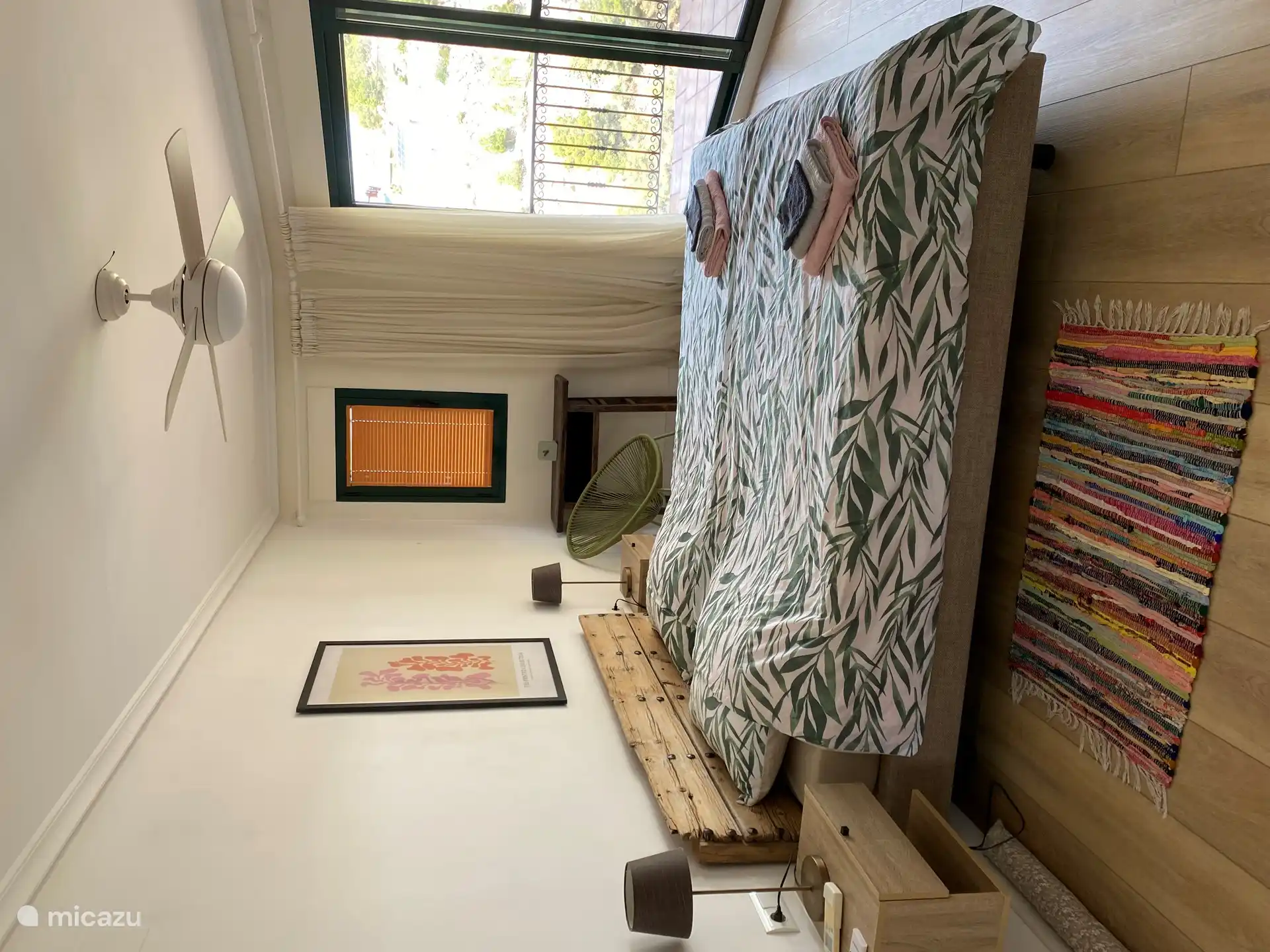 Das geräumige Hauptschlafzimmer verfügt über eine private Terrasse mit Blick auf die Bernia, viel Stauraum, einen leisen Ventilator und natürlich eine eigene Klimaanlage.