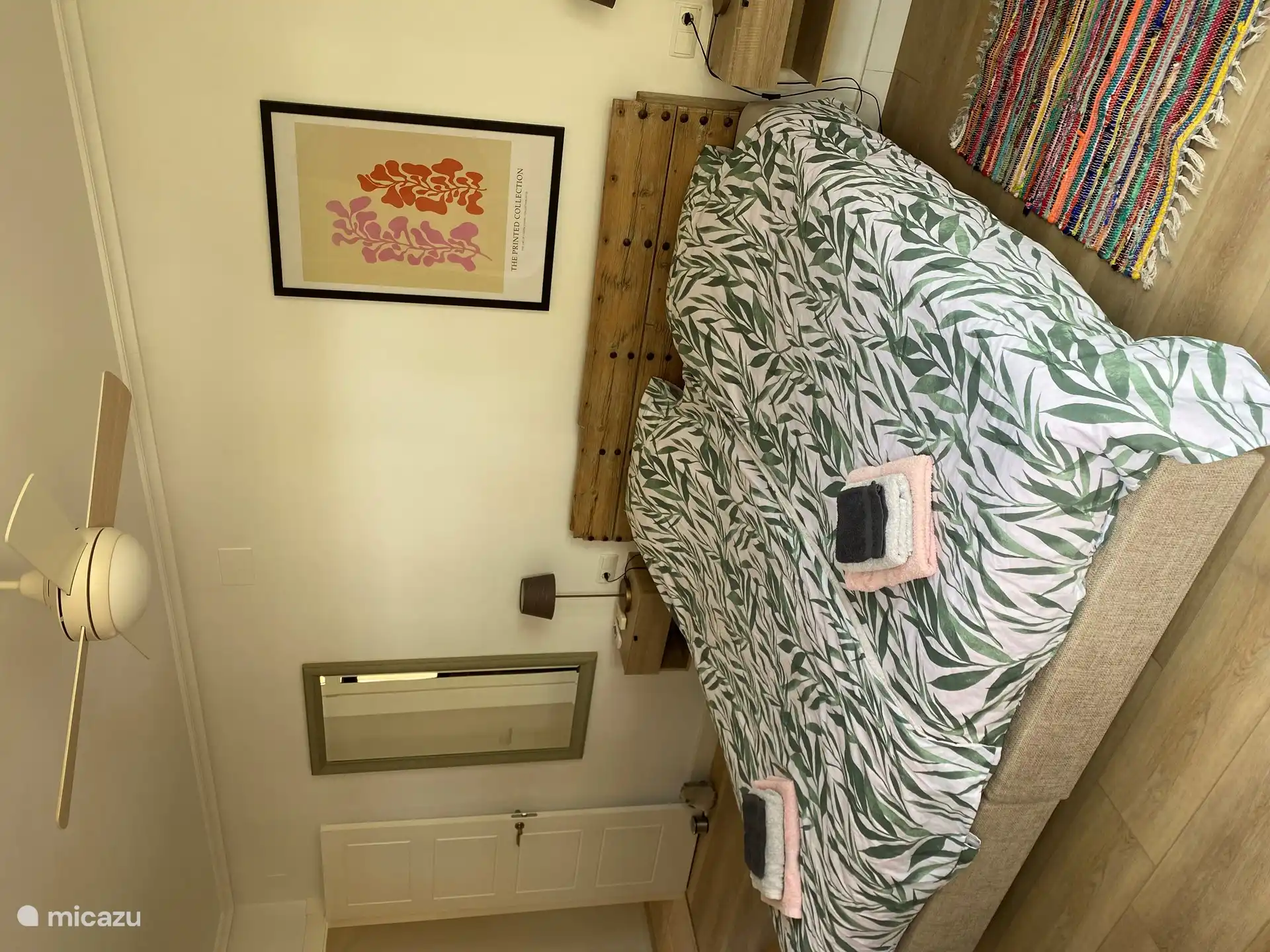 Ihnen steht ein geräumiges (zweimal 0,90 x 2,00 m) Doppelbett zur Verfügung.