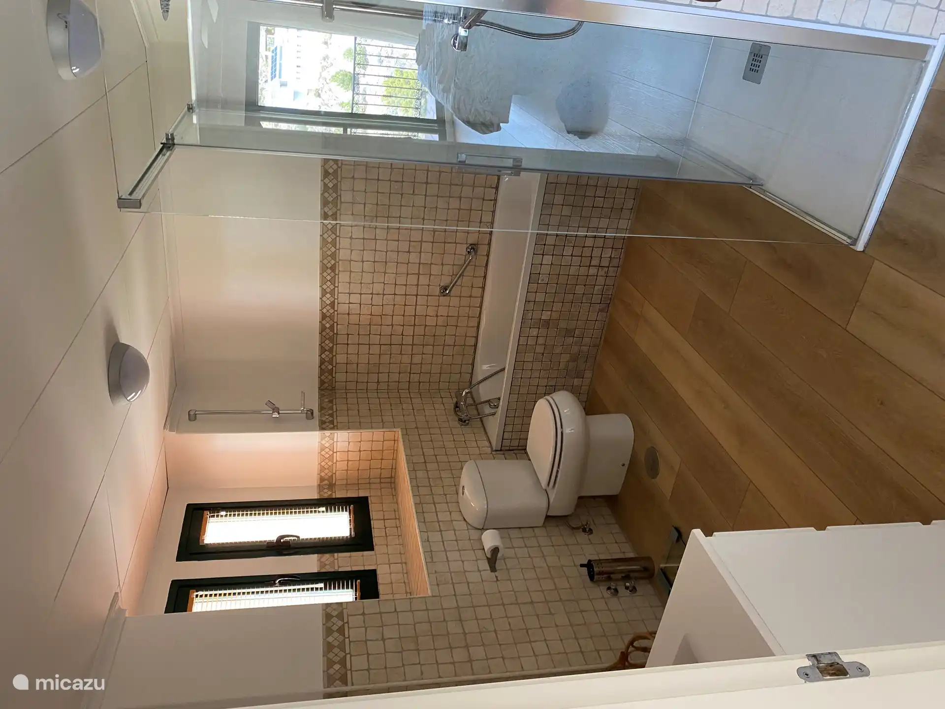 Das geräumige Badezimmer und das Hauptschlafzimmer verfügen über eine Badewanne und Dusche, eine Toilette und ein Doppelwaschbecken.