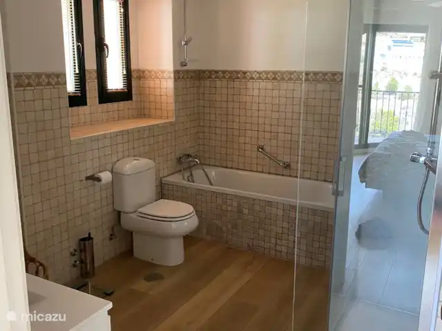 Casa Kiek huren in Spanje, Costa Blanca, Altea - vakantiehuis De ruime badkamer annex de master bedroom is voorzien van een bad en douche een toilet en een dubbele wastafel unit.