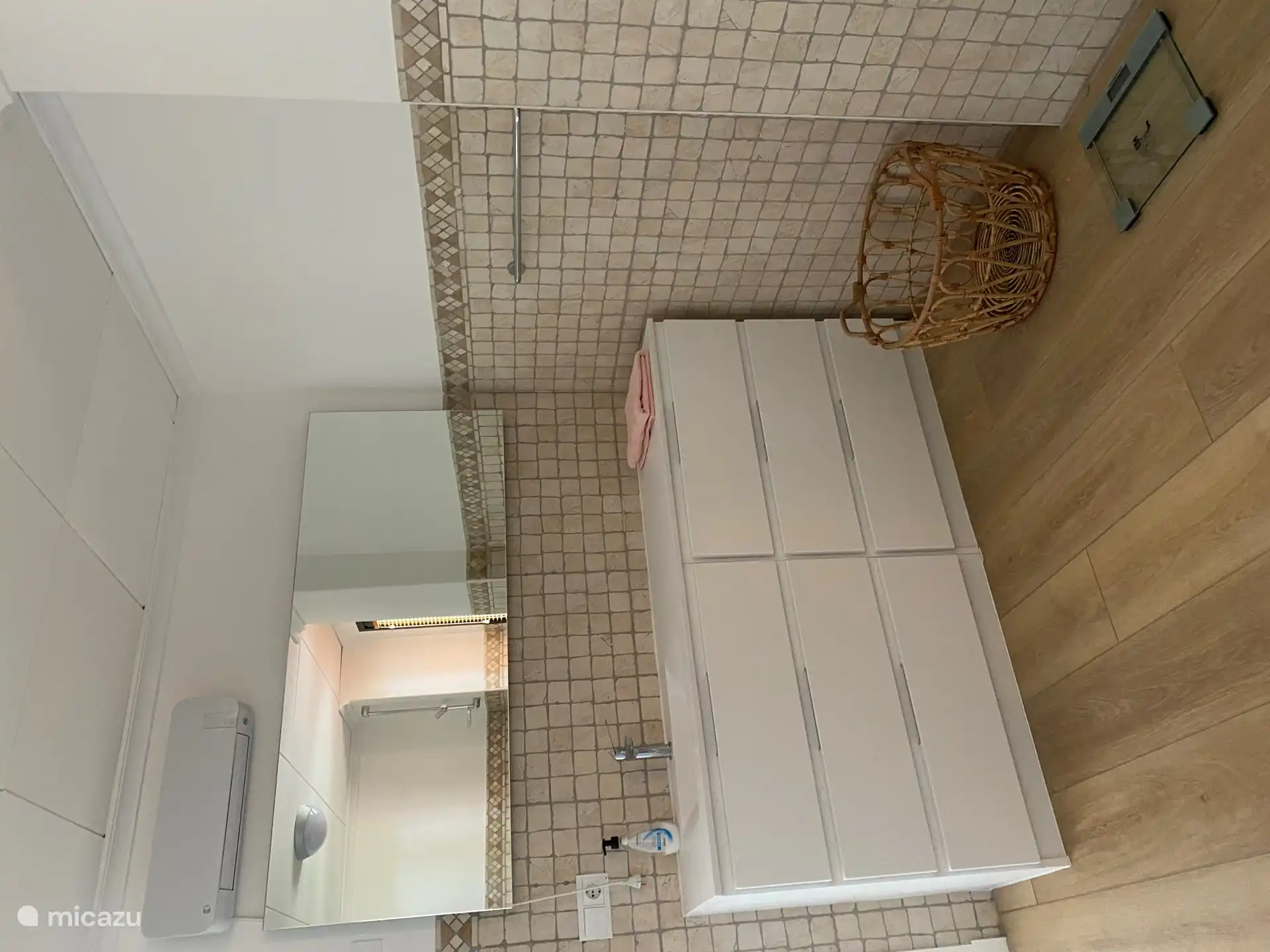 Ein neues modernes Badezimmermöbel.