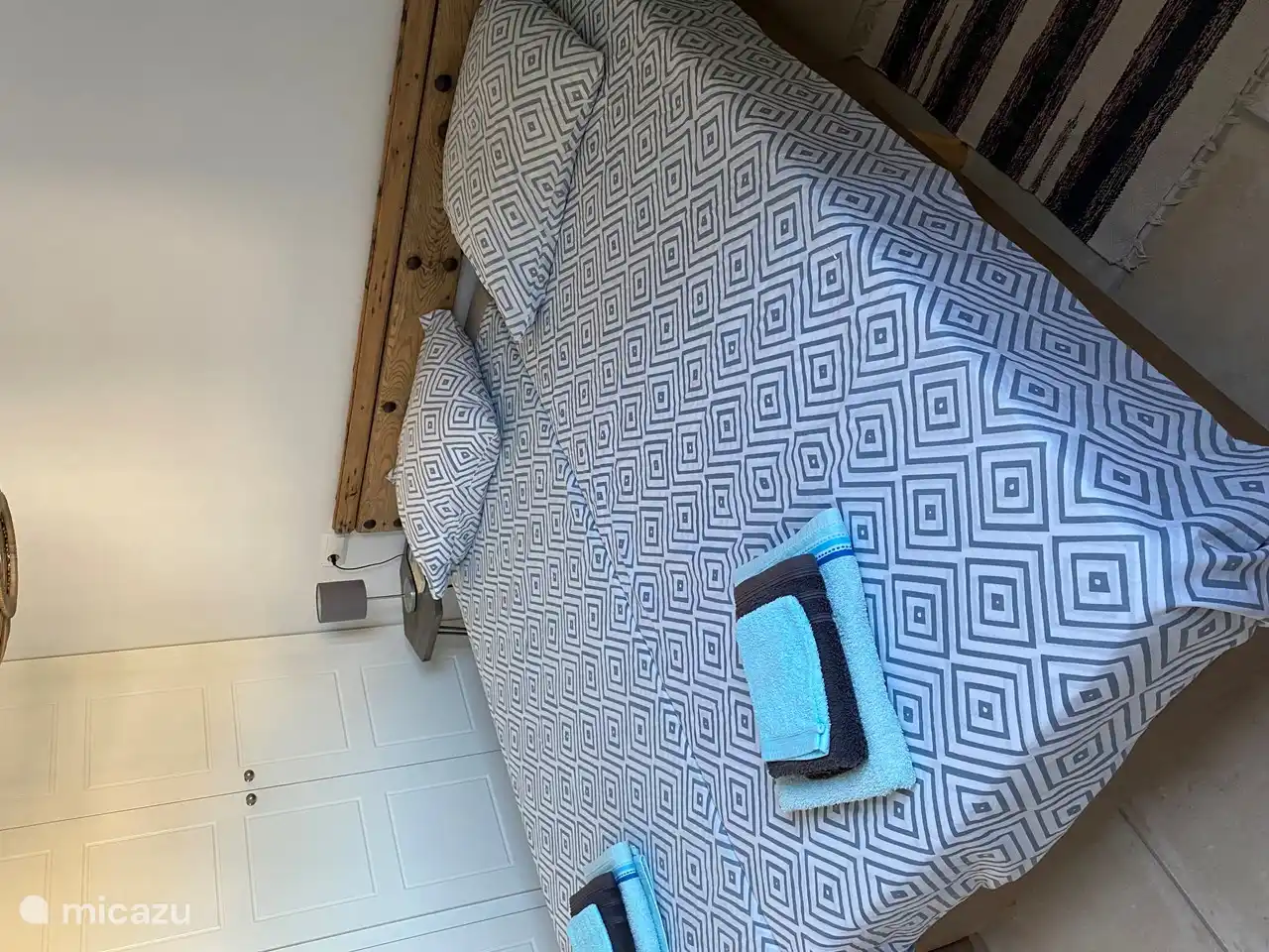 Wie das zweite Schlafzimmer verfügt auch das dritte über ein breites Doppelbett.