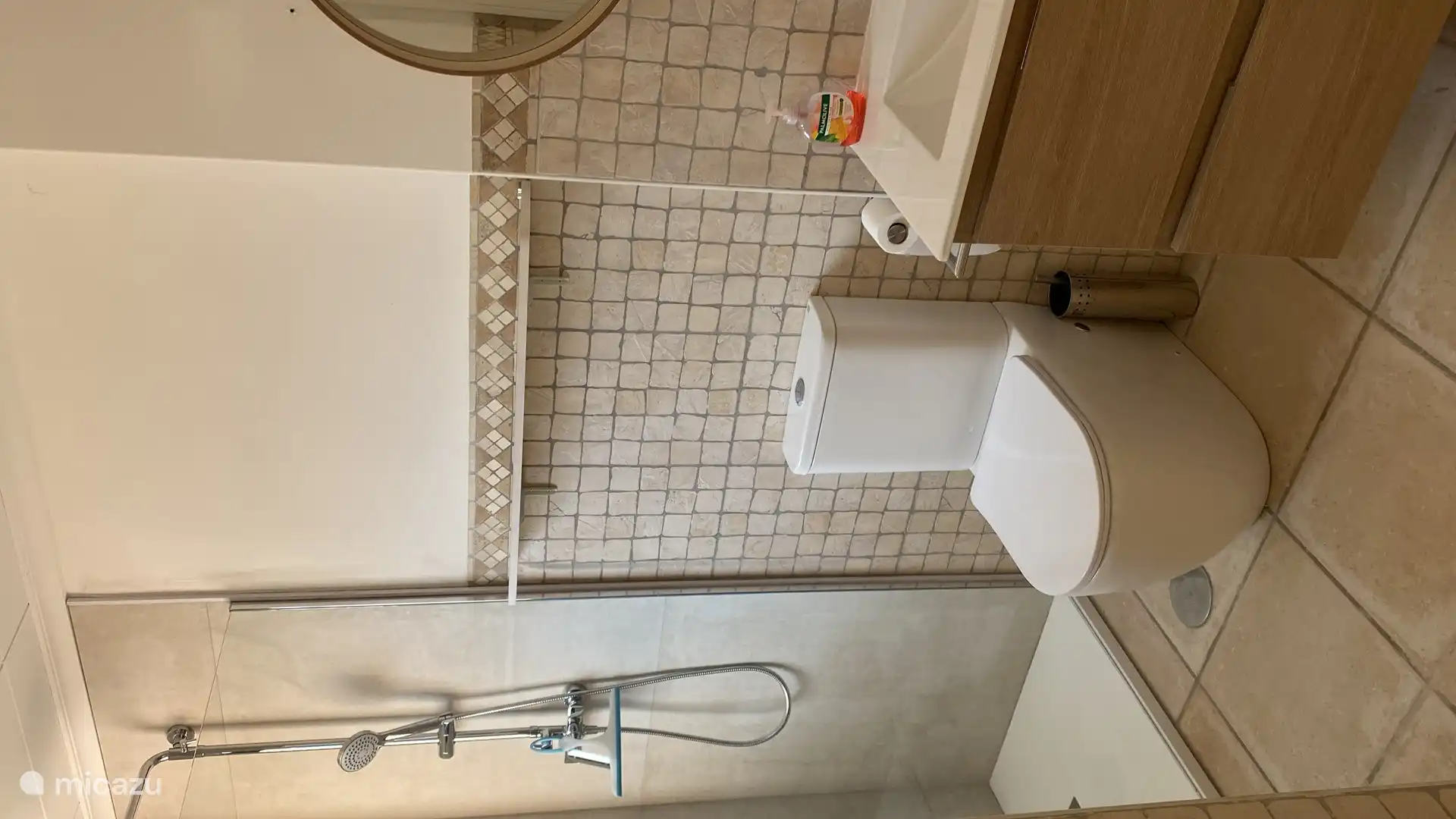 Auch das kleine Badezimmer im Obergeschoss wurde komplett renoviert und mit einer ebenerdigen Dusche ausgestattet.