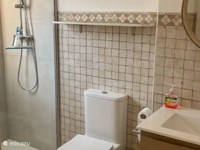 Casa Kiek huren in Spanje, Costa Blanca, Altea - vakantiehuis Ook de kleine badkamer boven is geheel vernieuwd en voorzien van een inloop douche.