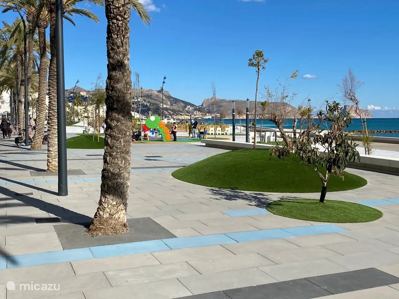 Kürzlich (2022) wurde der Boulevard gründlich renoviert, Blick Richtung Mascarat und Calp.