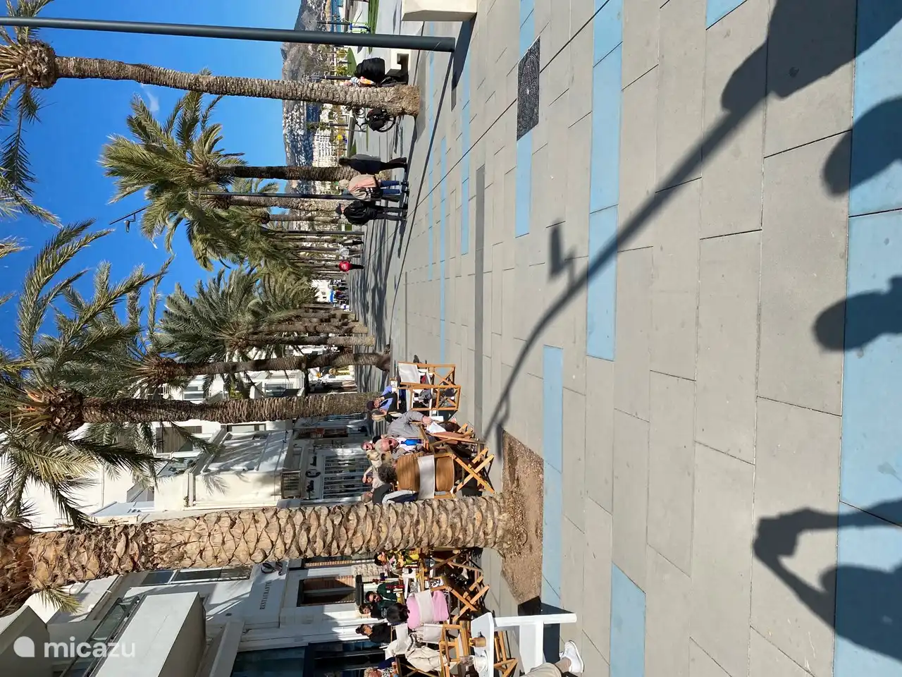 Wieder einmal der neue Boulevard mit seinen vielen gemütlichen Restaurants und Cafés.