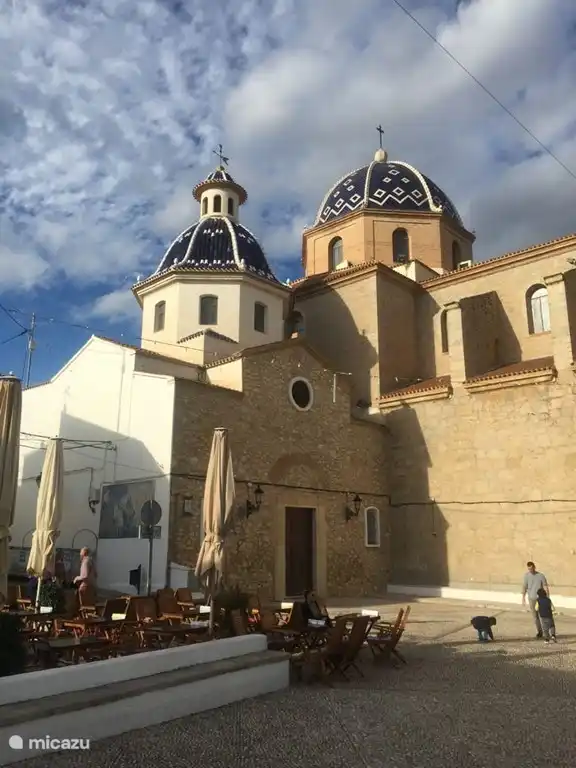 Direkt über der Kathedrale mit ihrer markanten Kuppel aus blau glasierten Ziegeln.