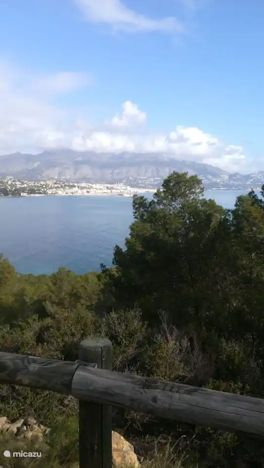Von Albir die Aussicht auf Altea.